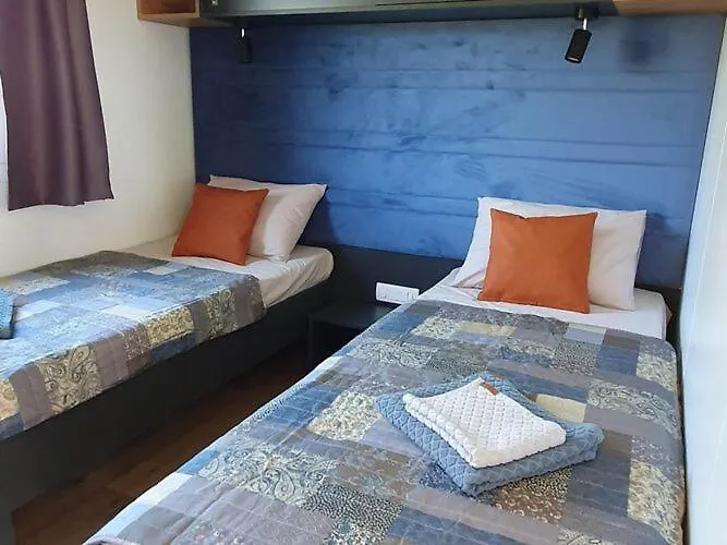 Mobile Homes Karlo & Dino Будинок відпочинку Пула