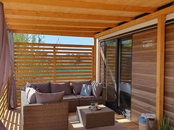 Mobile Homes Karlo & Dino Будинок відпочинку Пула