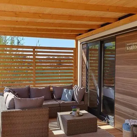 Mobile Homes Karlo & Dino 펜션 풀라